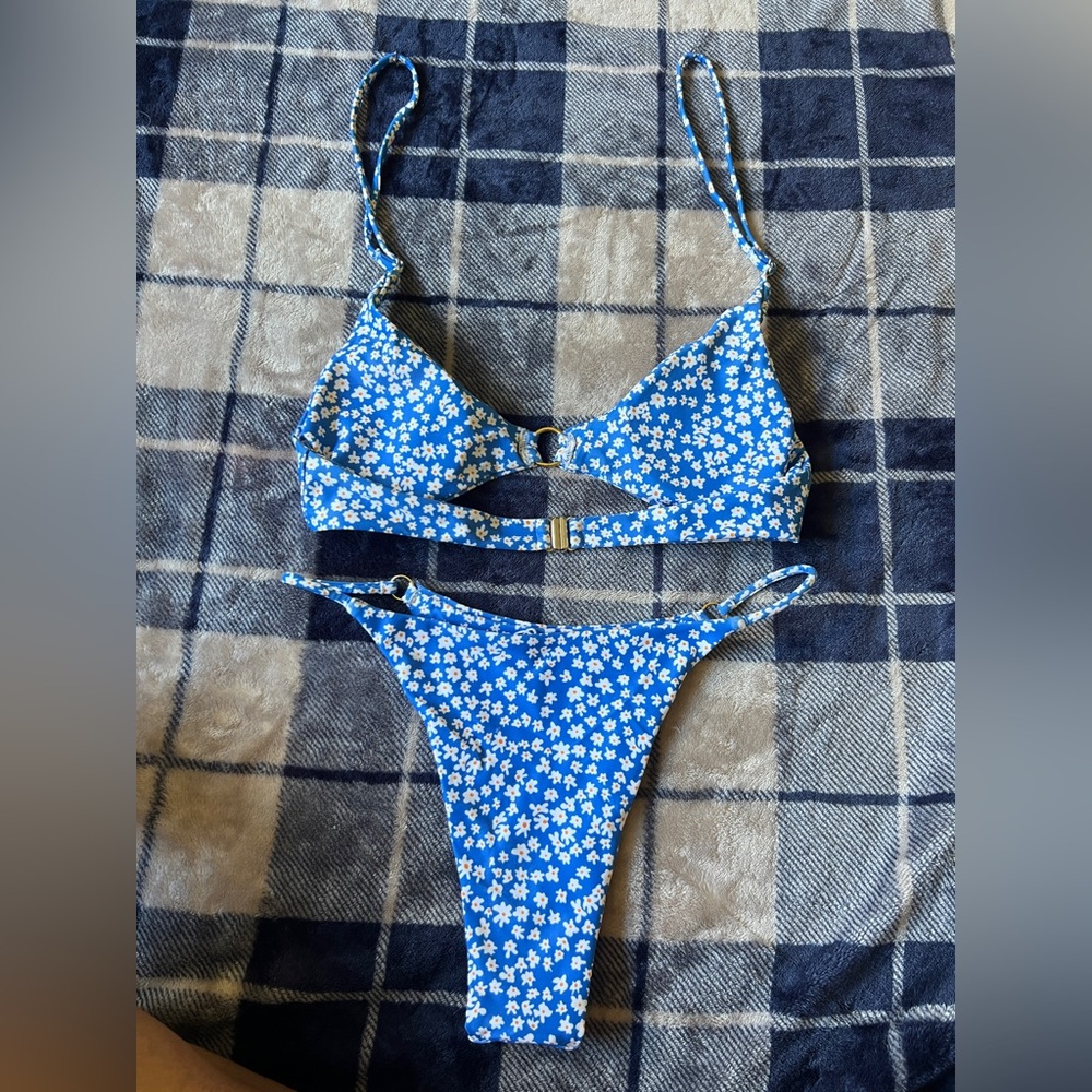 Zaful Blue Floral Bikini Set with White and Yellow Daisies